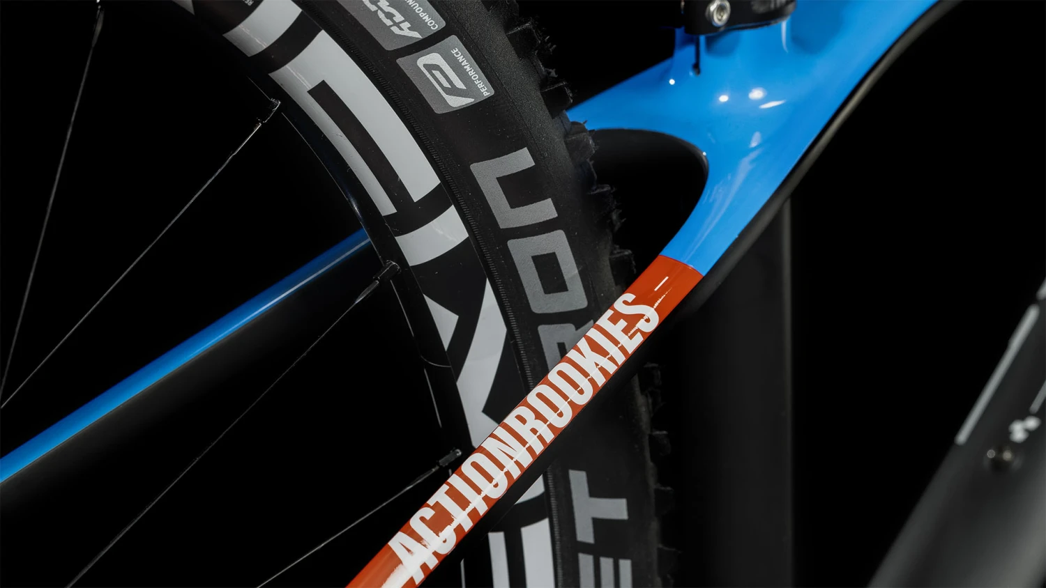 CUBE ELITE 240 C:62 Pro - 24" Carbon Children's Mountainbike - 2023 - Carbon / Blue / Red A00 5 CUBE ELITE 240 C:62 Pro - 24" Carbon Children's Mountainbike - 2023 - Carbon / Blue / Red A00 - Image 5