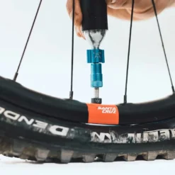 Peaty's Holeshot CO2 Tyre Inflator Kit - MTB (25g) - Black -Bike Sale Shop peatys holeshot co2 tyre inflator kit mtb 25g black 3 1492853